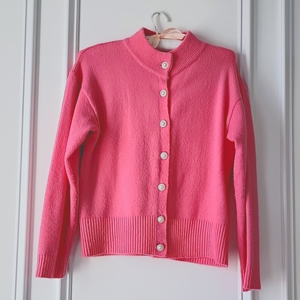 🩷 Romantic pink cardigan with pearl buttons. Size large.